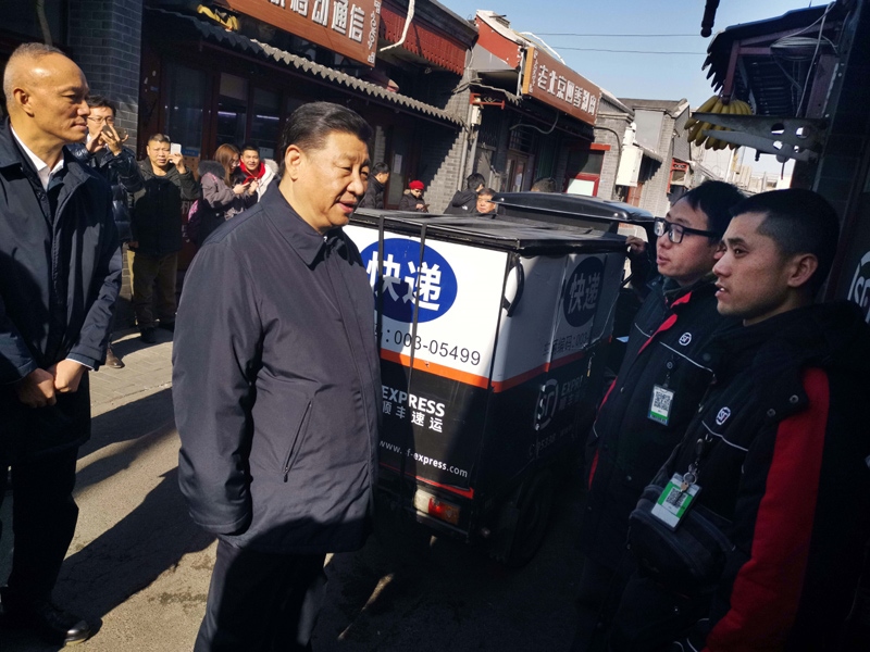 2019年2月1日，習(xí)近平總書記在北京前門石頭胡同的快遞服務(wù)點(diǎn)，看望仍在工作的“快遞小哥”。