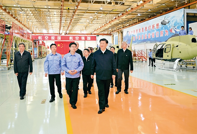 2023年10月10日至13日，中共中央總書記、國家主席、中央軍委主席習(xí)近平在江西考察。這是11日上午，習(xí)近平在景德鎮(zhèn)市昌河飛機(jī)工業(yè)（集團(tuán)）有限公司考察。 新華社記者 燕雁/攝