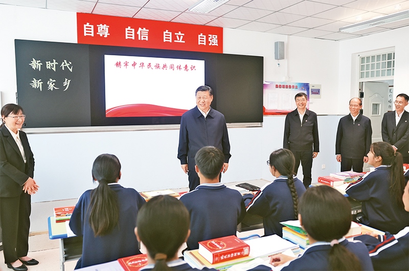 2024年6月18日至19日，中共中央總書記、國家主席、中央軍委主席習(xí)近平在青?？疾?。這是18日下午，習(xí)近平在果洛西寧民族中學(xué)高一（1）班觀摩“新時(shí)代、新家鄉(xiāng)”主題思政課。 新華社記者 鞠鵬/攝
