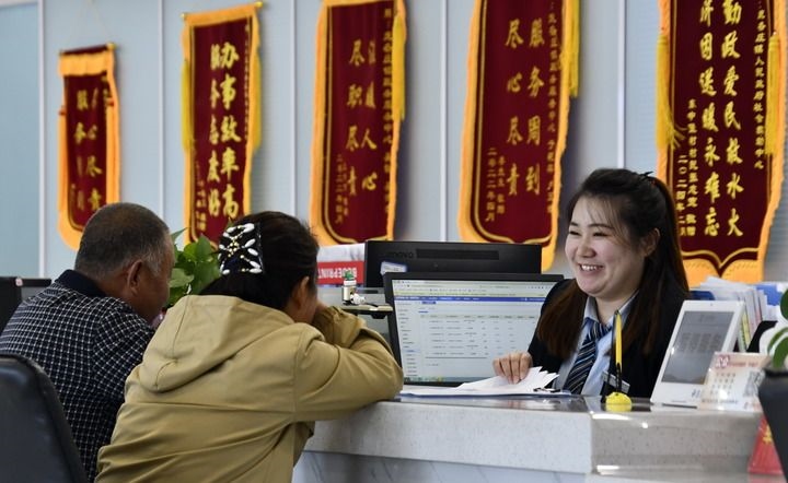 2024年3月25日，北京市大興區(qū)龐各莊鎮(zhèn)政務(wù)服務(wù)中心的工作人員耐心為群眾解答問題。大興區(qū)龐各莊鎮(zhèn)政務(wù)服務(wù)中心用“最多跑一次”的工作理念為企業(yè)和群眾提供了便利化、精準(zhǔn)化、個(gè)性化的衍生服務(wù)。新華社記者 李欣 攝