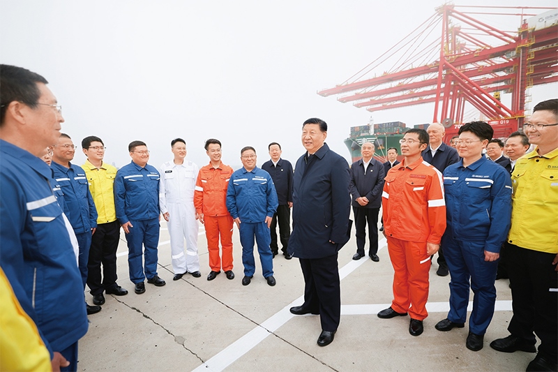 2024年5月22日至24日，中共中央總書記、國家主席、中央軍委主席習(xí)近平在山東考察。這是22日下午，習(xí)近平在日照港親切慰問港口科技工作者、運(yùn)營人員、航運(yùn)人員。 新華社記者 鞠鵬/攝