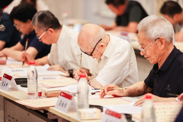 陜西師范大學毛筆手寫錄取通知書現(xiàn)場。校方供圖