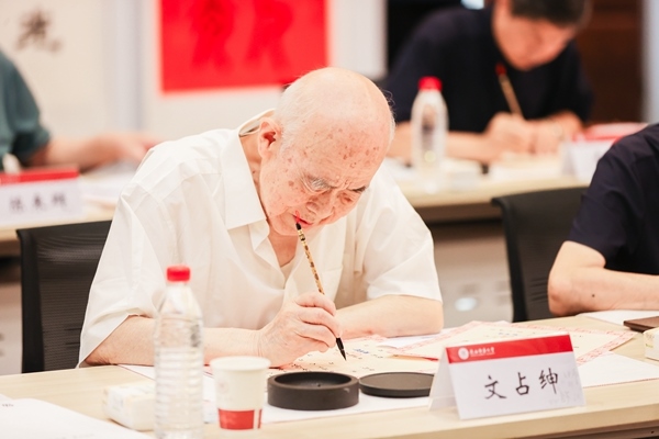 陜西師范大學毛筆手寫錄取通知書現(xiàn)場。校方供圖