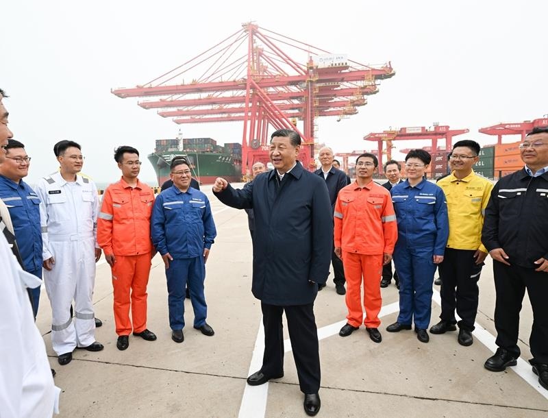 △2024年5月22日，習(xí)近平總書記在山東日照港親切慰問港口科技工作者、運(yùn)營人員、航運(yùn)人員。