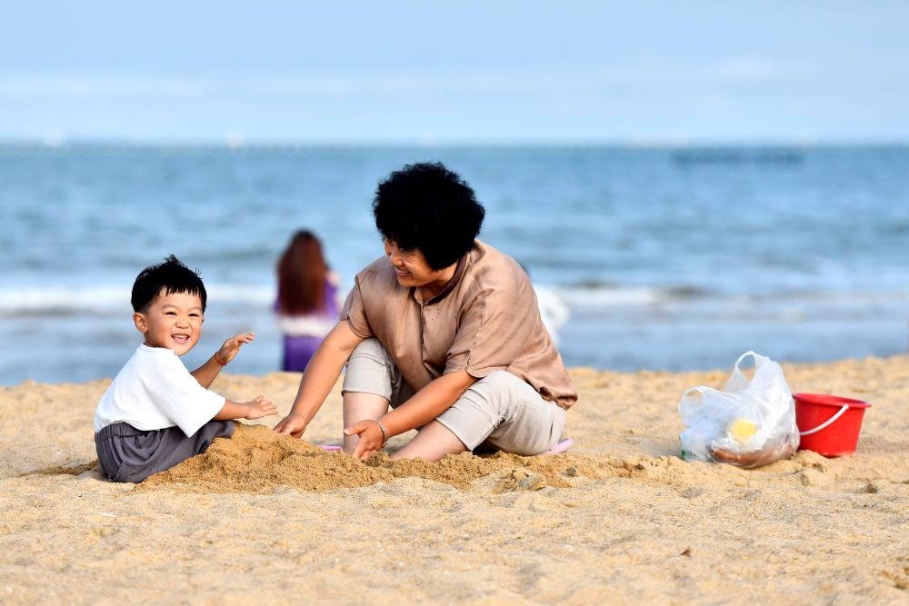 △山東日照陽光海岸綠道沙灘一角。近年來，日照還海于民、還景于民，在保留松林、沙灘、礁石和濕地資源的基礎(chǔ)上，修復(fù)整治生態(tài)岸線，打造出一條長約28公里的陽光海岸綠道，吸引眾多市民游客度假休閑。