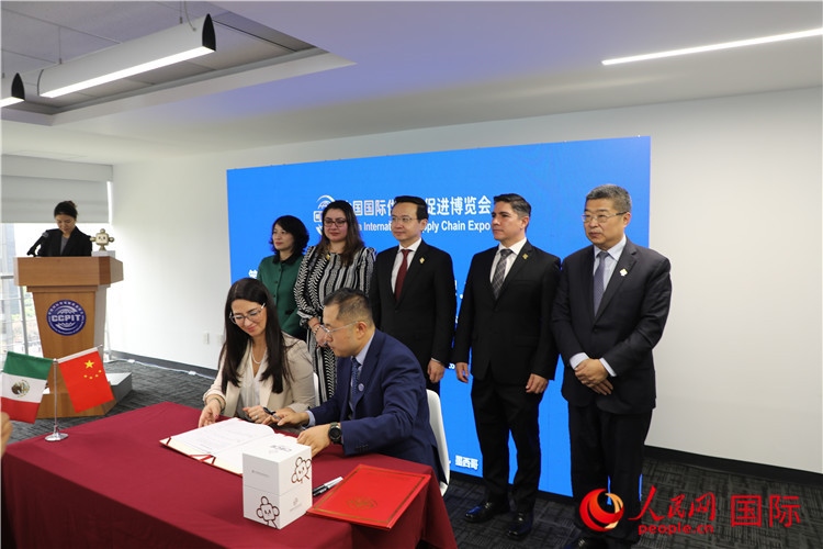 與會嘉賓簽署關(guān)于共同促進墨西哥企業(yè)參加第二屆鏈博會合作備忘錄。人民網(wǎng) 埃內(nèi)斯托·多明戈斯攝