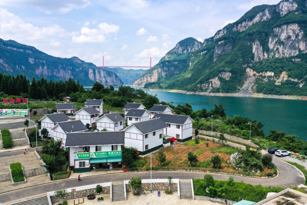這是貴州省黔西市新仁苗族鄉(xiāng)化屋村麻窩寨易地搬遷集中安置點(diǎn)（2021年7月24日攝，無(wú)人機(jī)照片）。新華社記者 楊文斌 攝