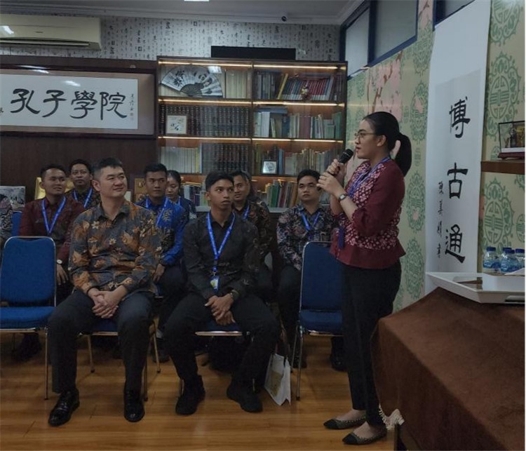警察學員用漢語進行自我介紹 。活動主辦方供圖