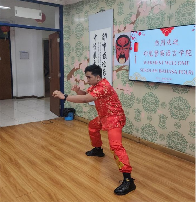 警察學員表演武術?；顒又鬓k方供圖