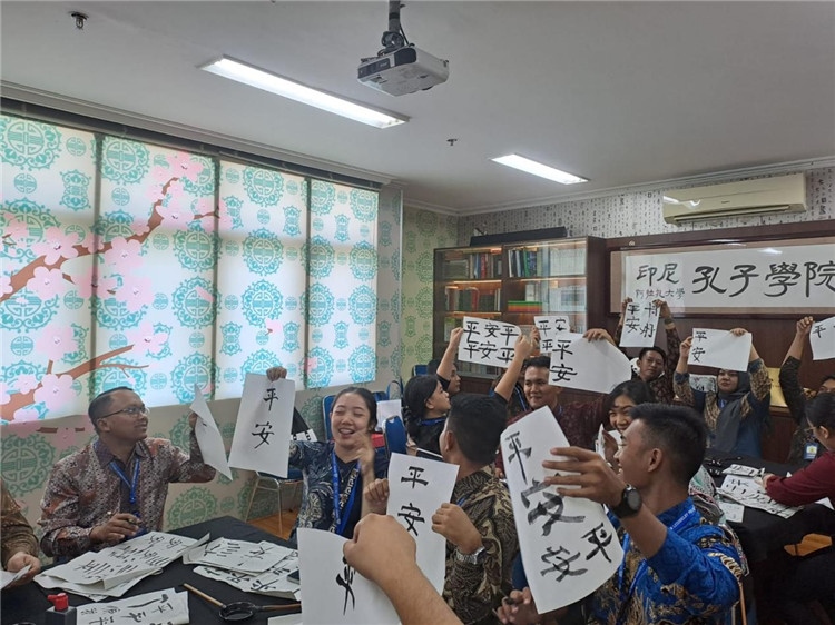 警察學員們展示書法學習成果?；顒又鬓k方供圖