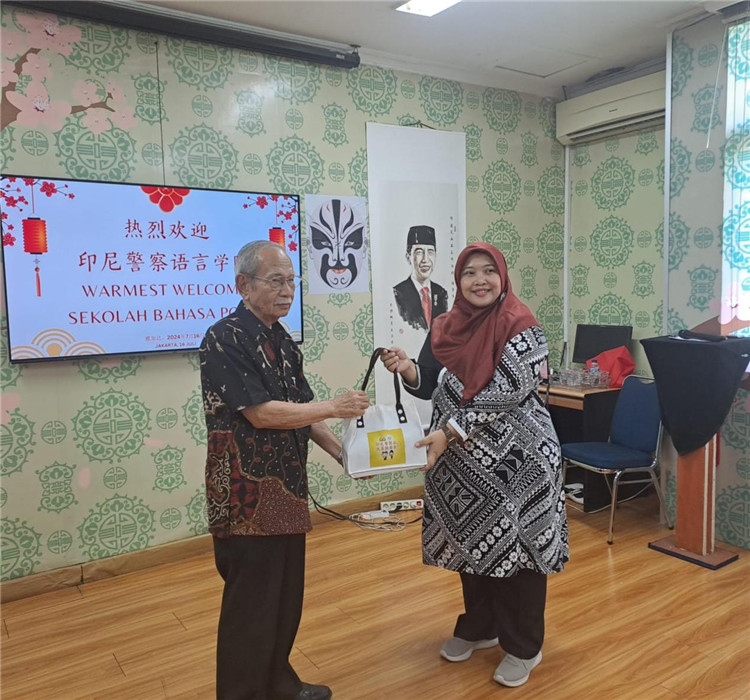 拉哈尤·蘇珊蒂與穆尼交換禮品。活動主辦方供圖