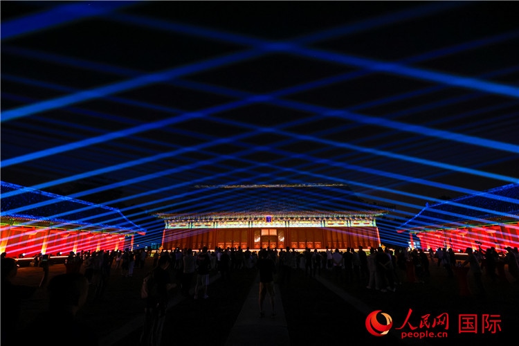 “光影北京——2024世界燈光師大會”開幕式當(dāng)晚的燈光秀表演。人民網(wǎng)記者 趙益普攝