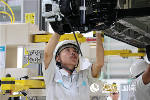工人在廣汽埃安泰國智能生態(tài)工廠檢查汽車底座。 人民網(wǎng)記者 張矜若 攝