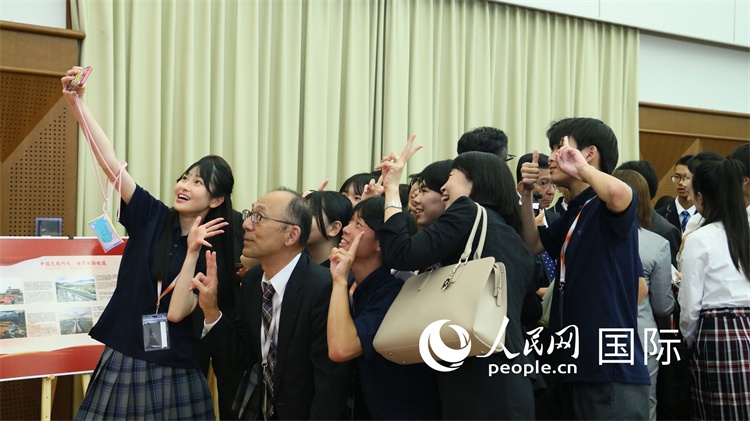 歡迎會現(xiàn)場，中日小大使歡樂互動。人民網(wǎng) 許可攝