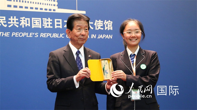 中國小大使向日本永旺1%俱樂部理事長森美樹贈送當(dāng)?shù)靥厣Y品。人民網(wǎng) 許可攝