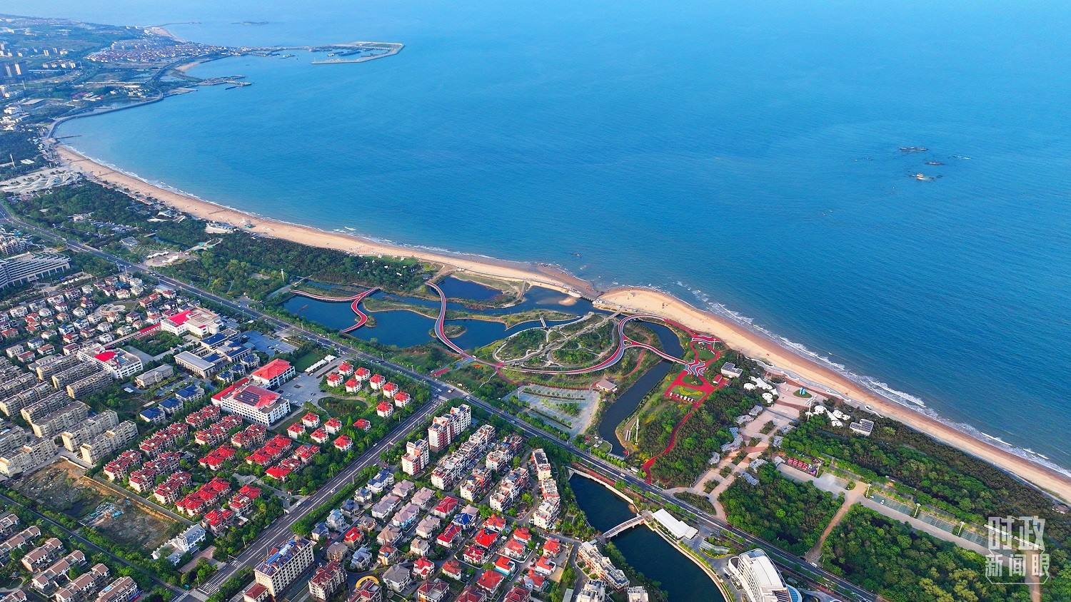 △日照市陽光海岸綠道。近年來，日照市對沿海裸露場地及岸線破損處進行生態(tài)修復，建成約28公里的陽光海岸綠道，為市民和游客提供了運動休閑好去處。（總臺央視記者范凱拍攝）