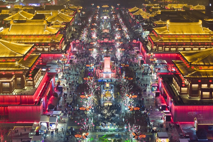 這是2024年2月2日拍攝的西安大唐不夜城景色（無(wú)人機(jī)照片）。新華社記者 邵瑞 攝