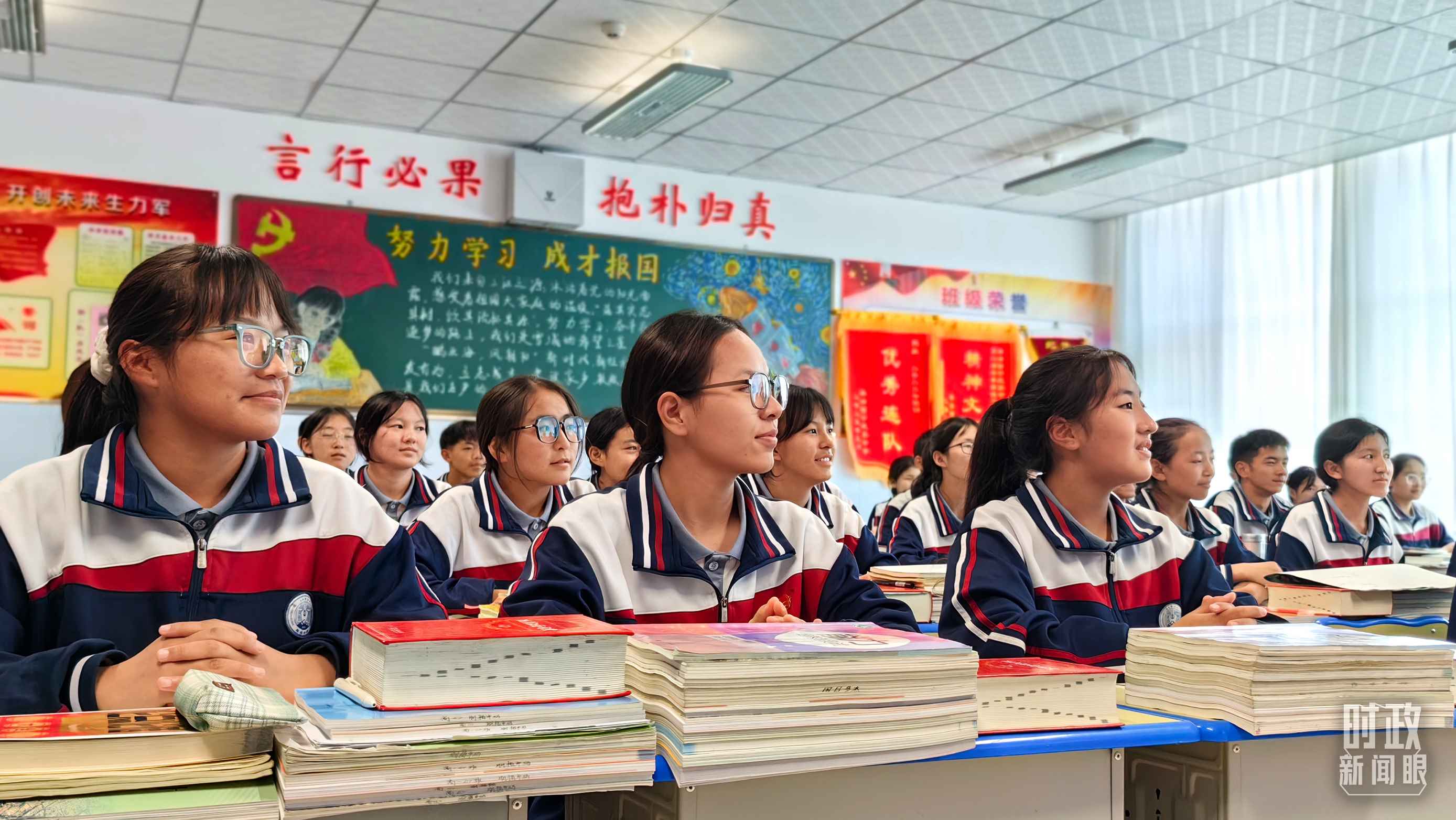 △果洛西寧民族中學高一（1）班的“新時代、新家鄉(xiāng)”主題思政課。（總臺央視記者段德文拍攝）