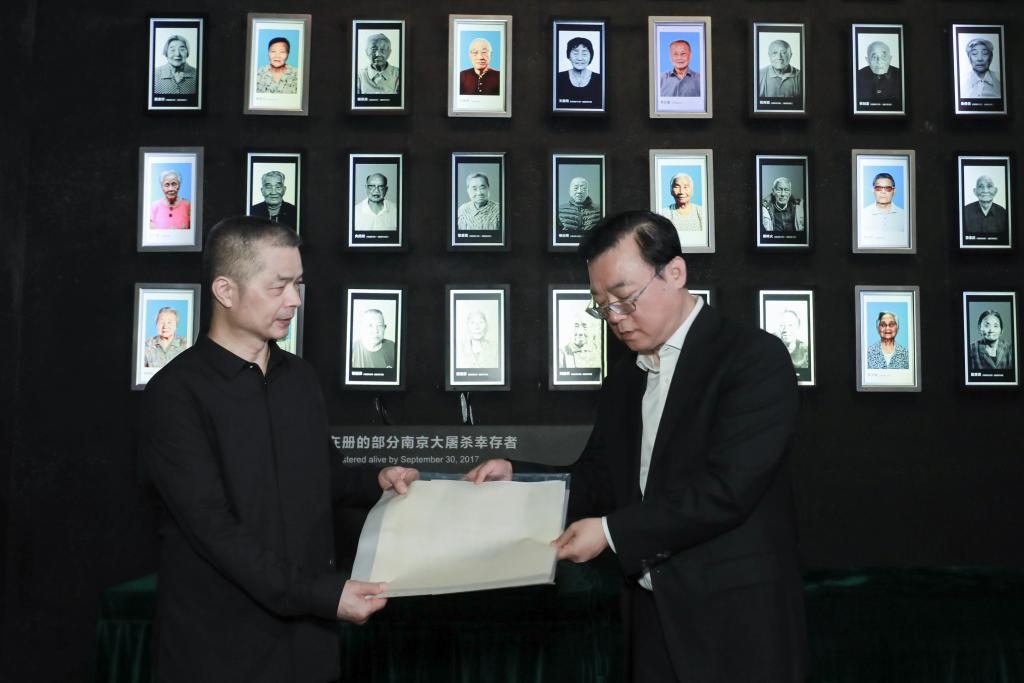 南京大屠殺幸存者高如琴的兒子向軍向侵華日軍南京大屠殺遇難同胞紀(jì)念館捐贈高如琴老人相關(guān)物品。（侵華日軍南京大屠殺遇難同胞紀(jì)念館供圖）
