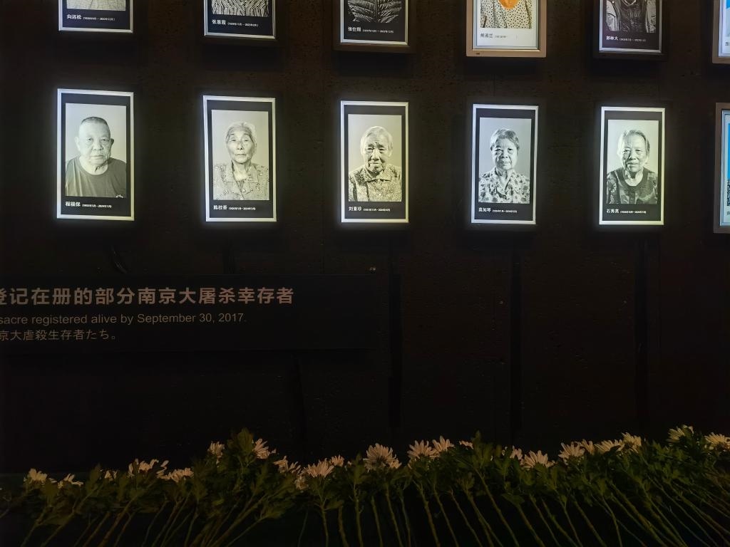 7月18日，侵華日軍南京大屠殺遇難同胞紀(jì)念館內(nèi)舉行“熄燈”悼念儀式，為今年離世的5位幸存者老人送行。新華社記者邱冰清 攝