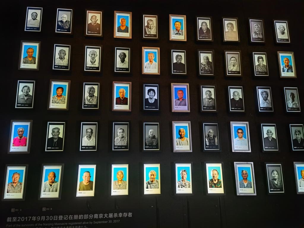 侵華日軍南京大屠殺遇難同胞紀(jì)念館內(nèi)的幸存者照片墻局部。新華社記者邱冰清 攝