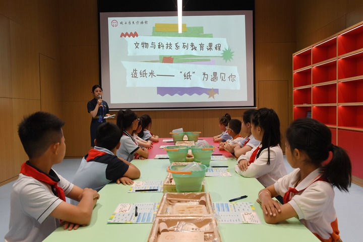 2024年5月18日，小學(xué)生在陜西歷史博物館秦漢館參加“文物與科技”系列教育課程。新華社記者 李一博 攝