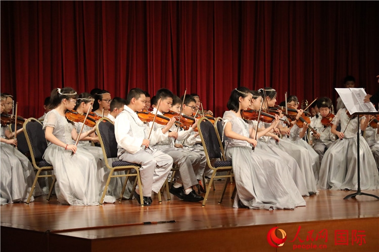 北京市學(xué)生金帆藝術(shù)團(tuán)的學(xué)生們演奏音樂。人民網(wǎng)記者 李志偉攝