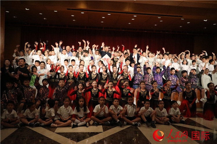 中美青少年藝術(shù)交流匯演活動結(jié)束后，嘉賓們與學(xué)生們合影。人民網(wǎng)記者 李志偉攝