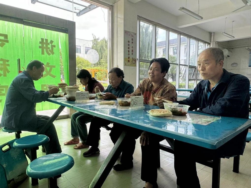 圖為鳳縣河口鎮(zhèn)中心小學(xué)臨時(shí)安置點(diǎn)內(nèi)正在吃飯的受災(zāi)群眾。新華社記者 劉彤 攝