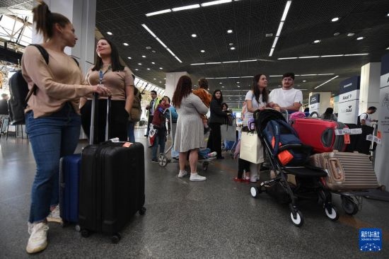7月19日，受影響航班的旅客在巴西首都巴西利亞機場等待。新華社發(fā)（盧西奧·塔沃拉 攝）