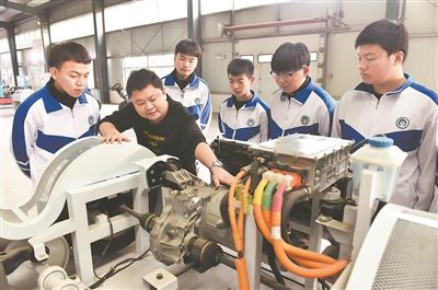 河北省威縣職業(yè)技術(shù)教育中心老師正在為學生講解電動汽車數(shù)字技術(shù)。新華社記者 朱旭東攝