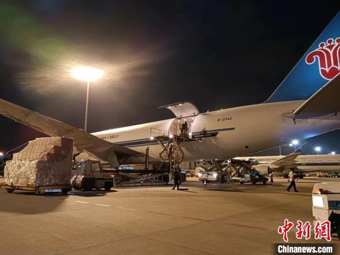 南航物流客機正裝運前往巴黎的跨境電商貨物。南方航空 供圖