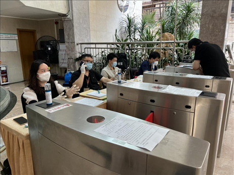 廣州市越秀區(qū)教育局現(xiàn)場(chǎng)審核返區(qū)生辦理材料，采用“提前網(wǎng)上預(yù)約、現(xiàn)場(chǎng)分批辦理”的方式進(jìn)行。廣州市越秀區(qū)教育局供圖