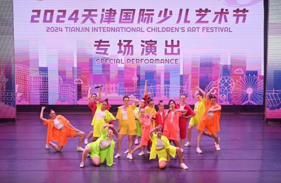 7月22日，來自俄羅斯的舞蹈團演員在藝術(shù)節(jié)上展演。新華社記者 趙子碩 攝