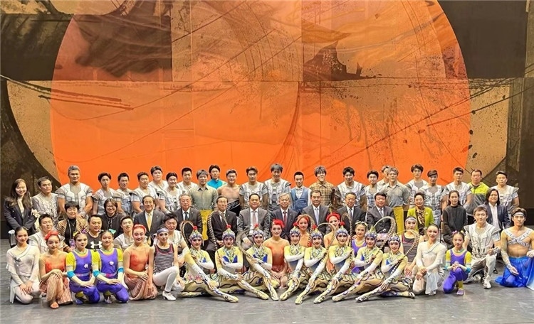 4月12日，中國人民對外友好協(xié)會(huì)會(huì)長楊萬明、駐日大使吳江浩及來自36國70位駐日使節(jié)代表等現(xiàn)場觀看中國雜技團(tuán)東京公演。中國人民對外友好協(xié)會(huì)供圖