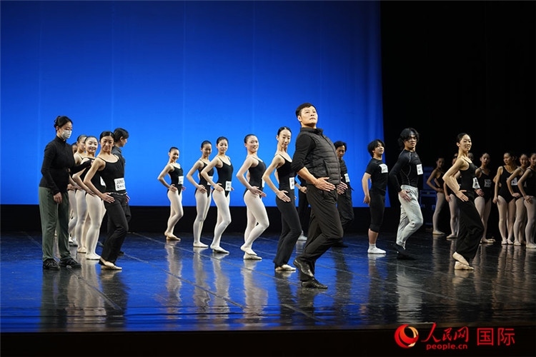 3月26日，松山芭蕾舞團(tuán)青年代表團(tuán)成員在中央芭蕾舞團(tuán)交流學(xué)習(xí)。人民網(wǎng)記者 張麗婭攝