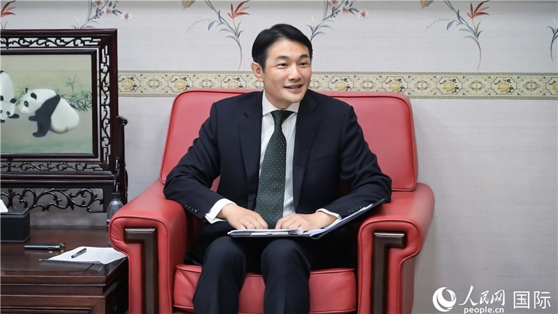 使館發(fā)言人畢海波公參介紹黨的二十屆三中全會情況并回答記者提問。人民網(wǎng) 郭錦標攝
