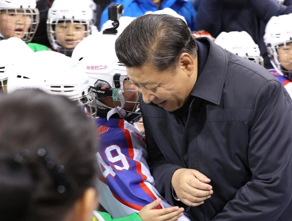2017年2月24日，習(xí)近平總書記在北京五棵松體育中心考察時(shí)同青少年冰球愛好者“撞肩”，表示相互問候。新華社記者 丁林 攝