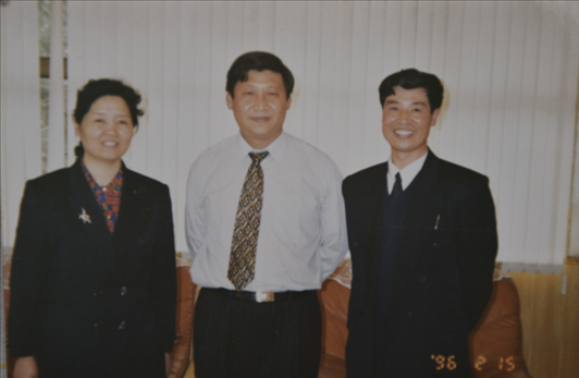 1996年2月，時任福建省委副書記、福州市委書記的習(xí)近平與從空軍引進(jìn)的廈航飛行員劉子義(右一)、劉子義的妻子趙亞林（左一）在福州的合影。（廈門航空有限公司供圖）