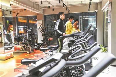年輕人在江蘇省一人才社區(qū)的健身房運動。 新華社記者 楊磊攝