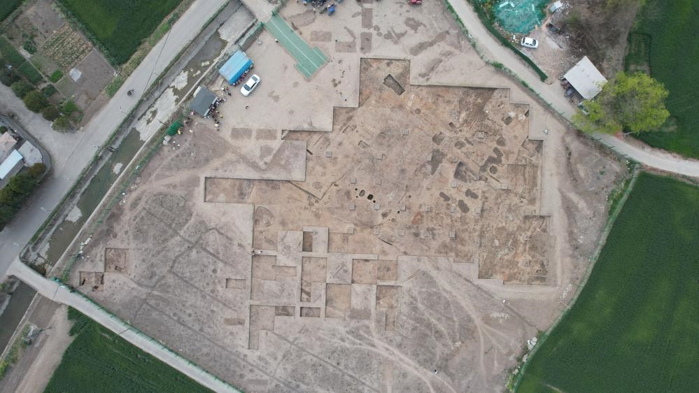 這是2024年3月23日拍攝的四川省廣漢市三星堆遺址發(fā)掘區(qū)（無人機(jī)照片）。新華社發(fā)（四川省文物考古研究院供圖）