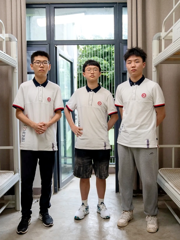 三名同學(xué)在宿舍合影。清華大學(xué)供圖
