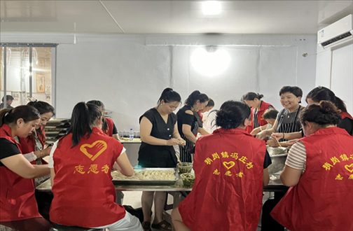 志愿者在以孝治家大食堂工作。（受訪者供圖）