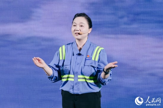 黃英紅講述在互聯(lián)網(wǎng)“種地”的故事。人民網(wǎng)攝