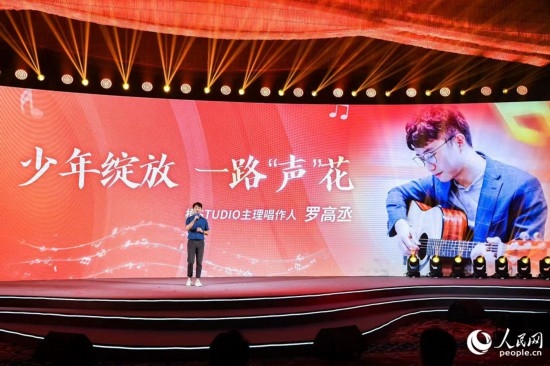羅高丞在臺(tái)上分享自己的創(chuàng)作心路。人民網(wǎng)攝