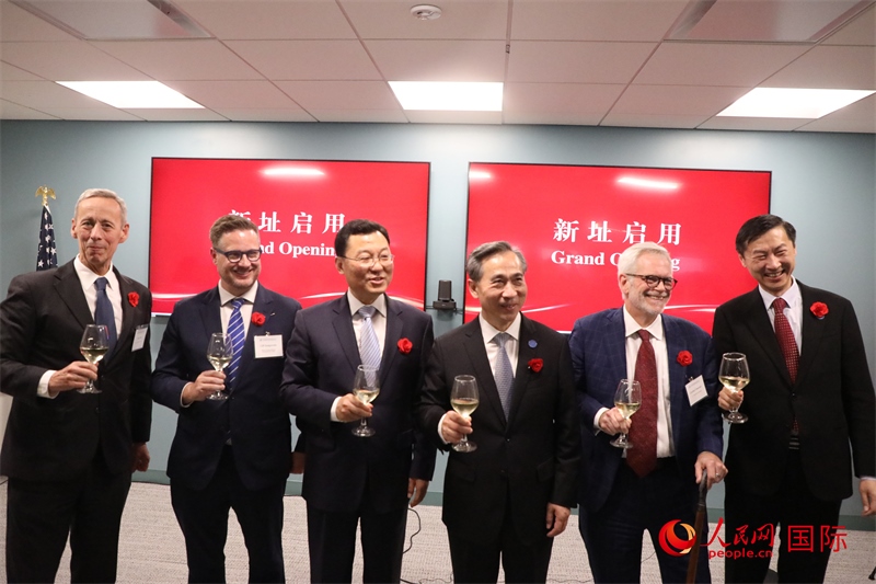 4、美中貿(mào)易全國(guó)委員會(huì)會(huì)長(zhǎng)克雷格·艾倫、美國(guó)商會(huì)高級(jí)副會(huì)長(zhǎng)傅瑞偉等美國(guó)工商界代表出席活動(dòng)。 人民網(wǎng)記者 李志偉攝