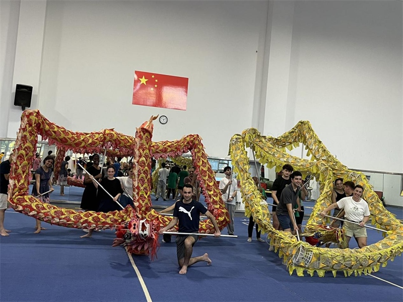在中國和巴西共迎兩國建交50周年之際，巴西圣保羅州立大學孔子學院今年7月成功組織多批、近40名巴西青少年來華進行短期訪問交流，圖為訪問團成員在中國參加文化體驗活動。 巴西圣保羅州立大學孔子學院供圖