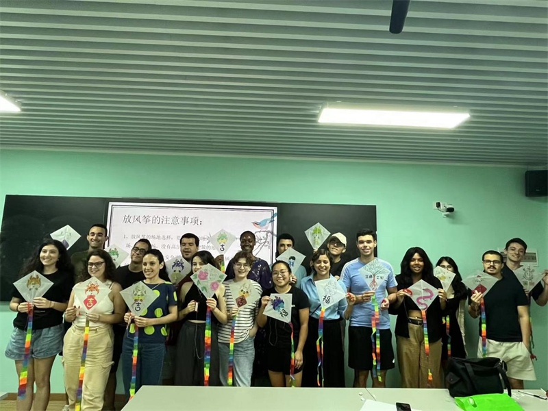 在中國和巴西共迎兩國建交50周年之際，巴西圣保羅州立大學孔子學院今年7月成功組織多批、近40名巴西青少年來華進行短期訪問交流，圖為訪問團成員參加文化體驗活動。 巴西圣保羅州立大學孔子學院供圖