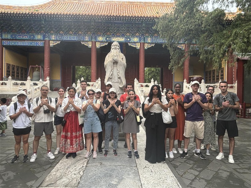 在中國和巴西共迎兩國建交50周年之際，巴西圣保羅州立大學孔子學院今年7月成功組織多批、近40名巴西青少年來華進行短期訪問交流，圖為訪問團成員參加文化體驗活動。 巴西圣保羅州立大學孔子學院供圖