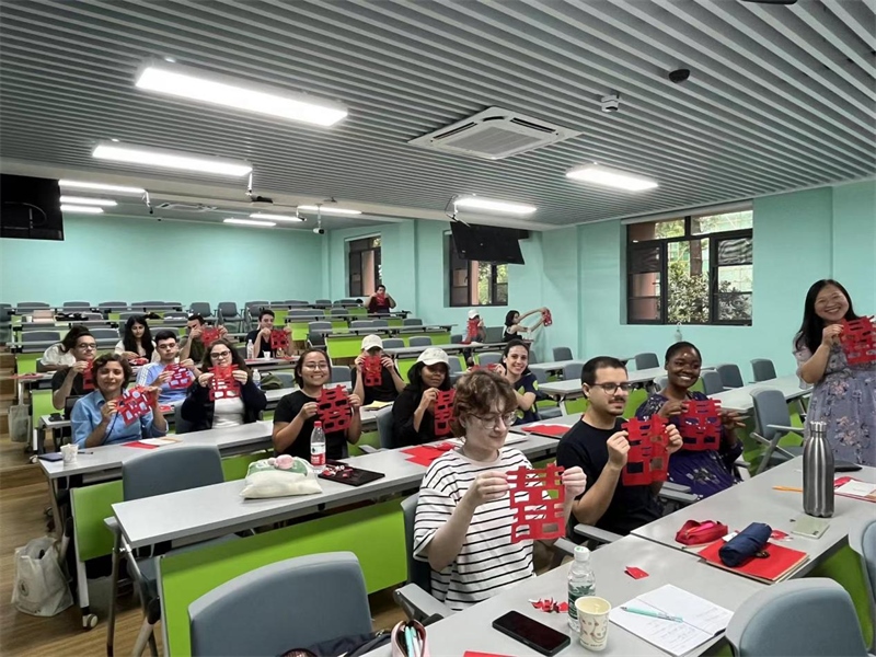 在中國和巴西共迎兩國建交50周年之際，巴西圣保羅州立大學孔子學院今年7月成功組織多批、近40名巴西青少年來華進行短期訪問交流，圖為訪問團成員參加文化體驗活動。 巴西圣保羅州立大學孔子學院供圖